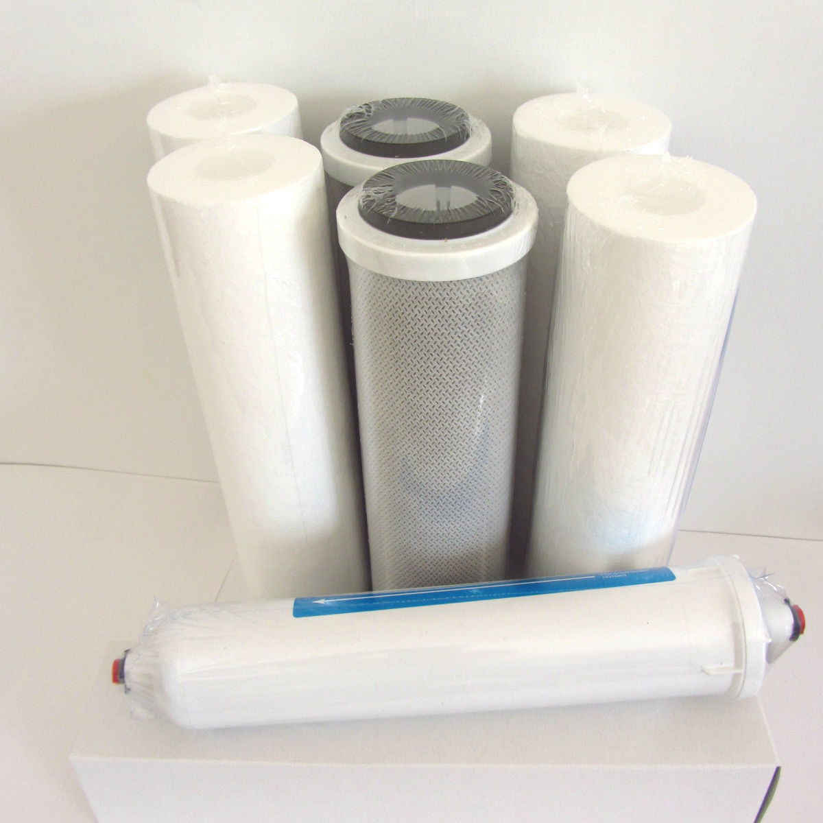 Kit con 7 filtri di ricambio Kit con 7 filtri di ricambio (pacco risparmio per 1 anno) per depuratore d'acqua, sistemi ad osmosi inversa 2.5 x 10 '' SL