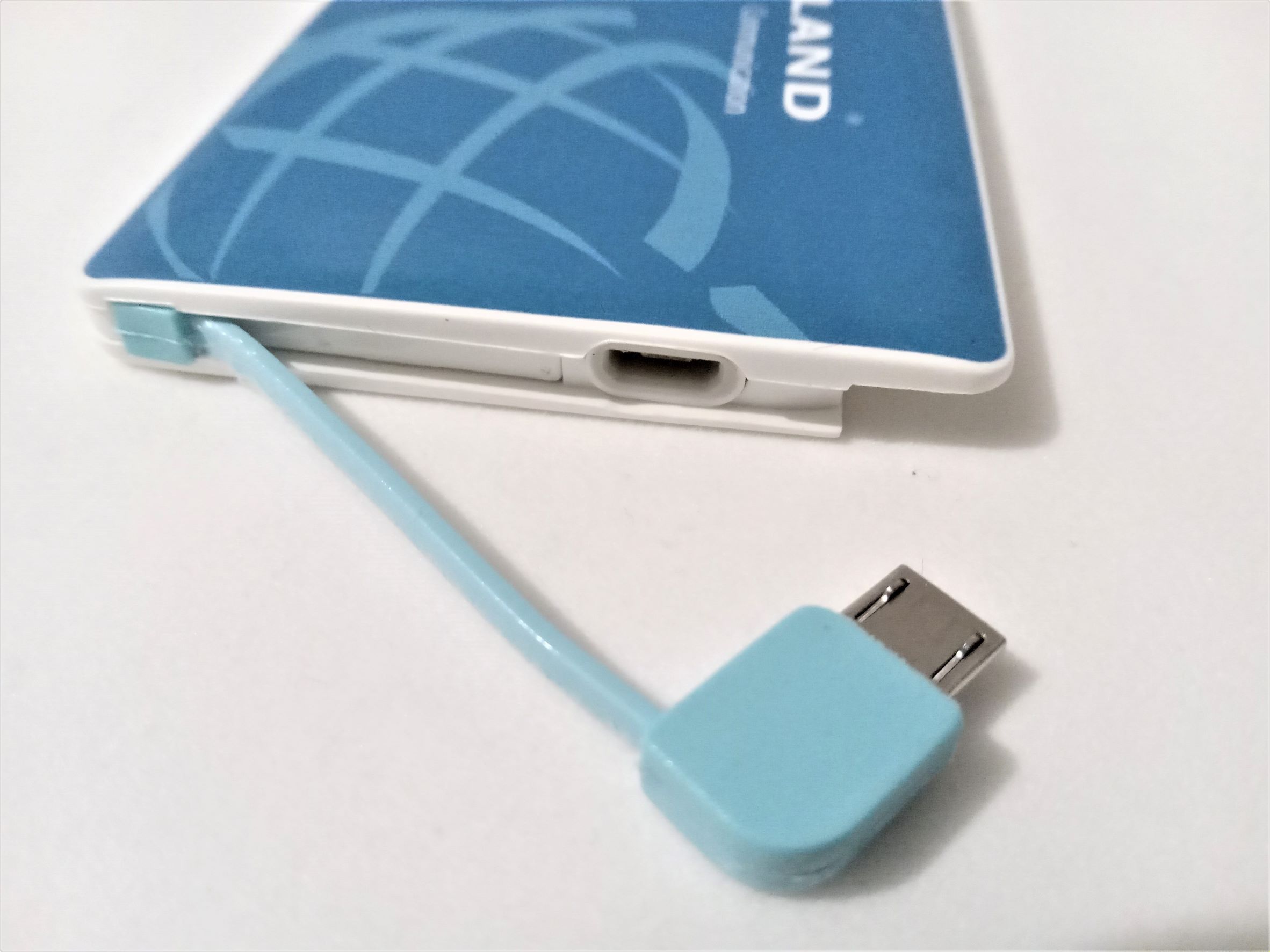 Midland micro-USB ultra-slim lightweight universal power bank 2200 MAH with a built-in cable Midland micro-USB ultra-slim lightweight universal power bank 2200 MAH with a built-in cable